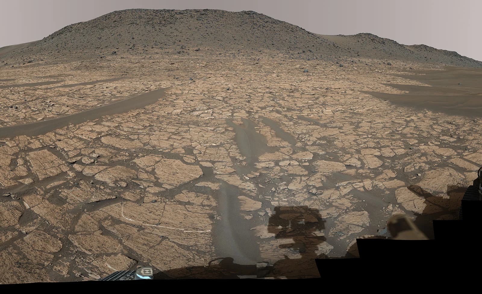 Каменистый марсианский ландшафт кратера Гейл на панораме Curiosity