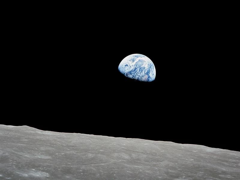 Земля восходит над серым лунным горизонтом на снимке Apollo 8