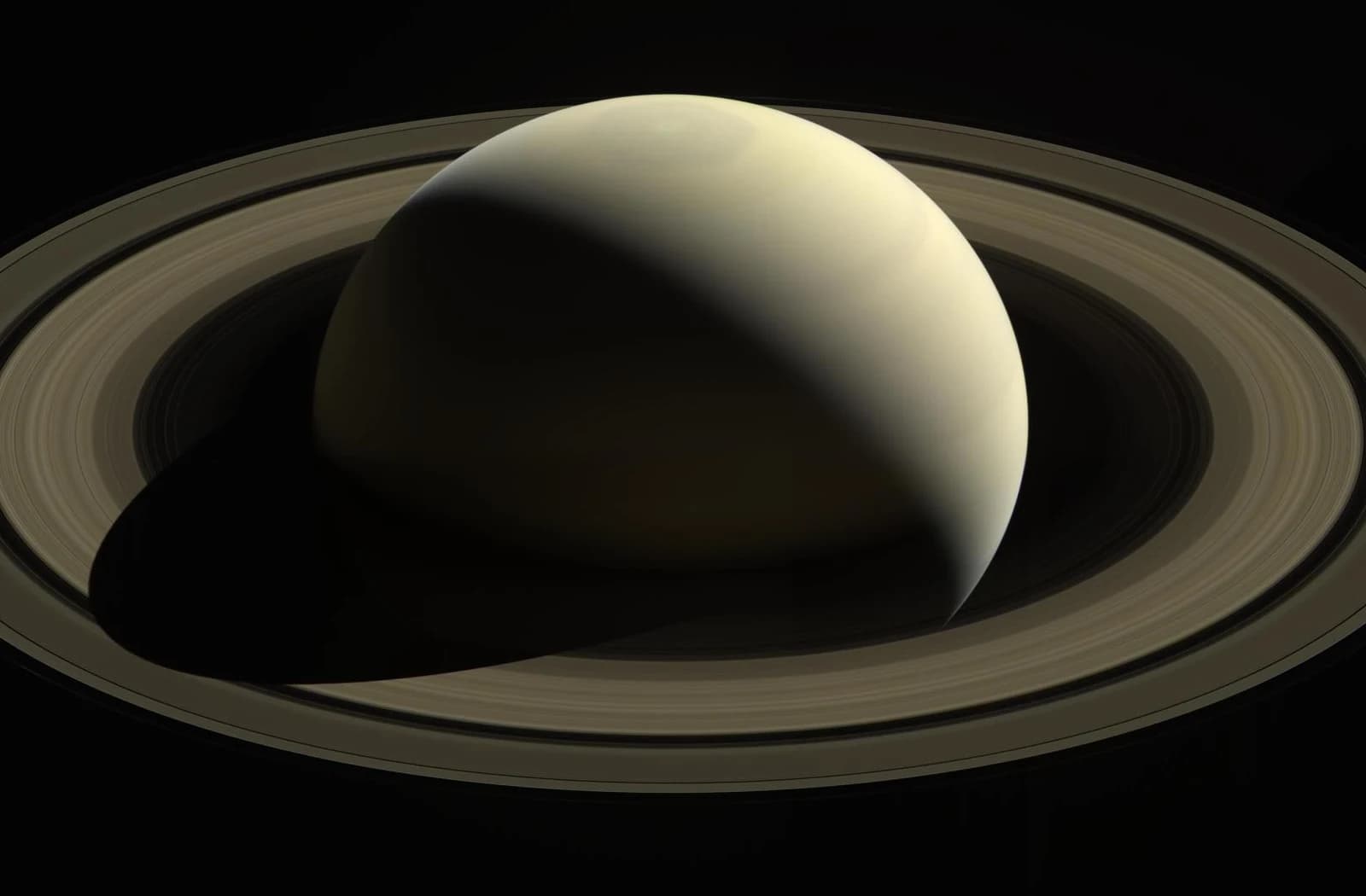Кольца и облачные полосы Сатурна на фотографии Cassini