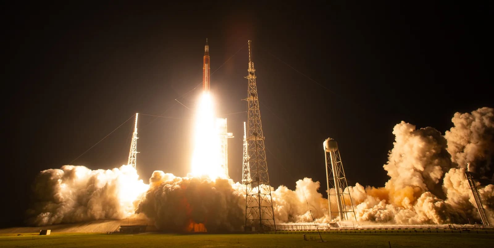 Ракета SLS с кораблём Orion взлетает ночью со стартовой площадки во время миссии Artemis I